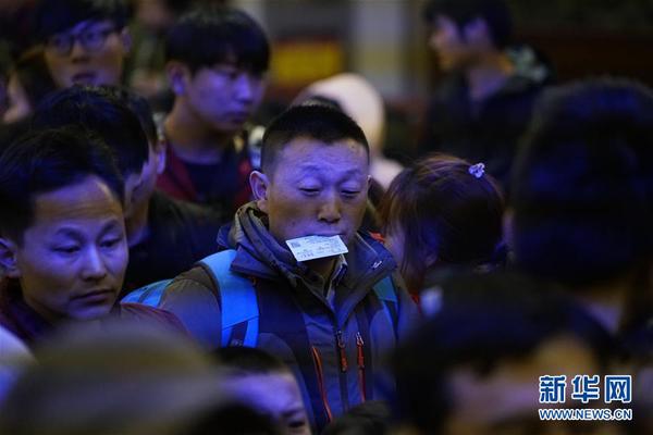 2月1日凌晨，乘坐由北京站发往重庆北站的3603次列车的旅客在北京站进站乘车。当日，2018年春运正式启动。2