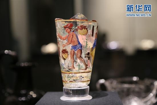 彩绘大口玻璃杯。俞全威 摄