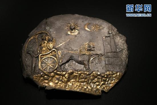 神像图案银鎏金饰板。俞全威 摄