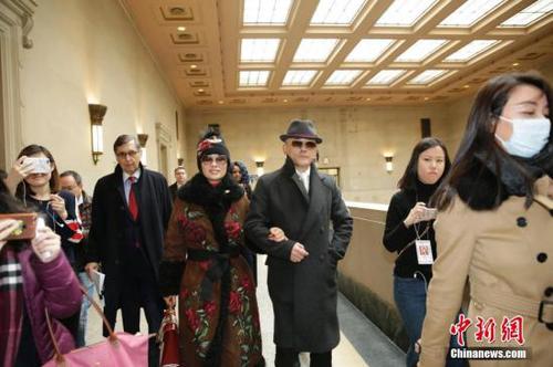 当地时间2月1日，周立波走出法庭。当日，中国公民周立波因涉嫌“非法持有枪支和毒品”在美国纽约州拿骚县法院出庭。经周立波代理律师与法官沟通，法官宣布将于本月22日再次开庭。 <a target='_blank' href='http://www.chinanews.com/'>中新社</a>记者 廖攀 摄