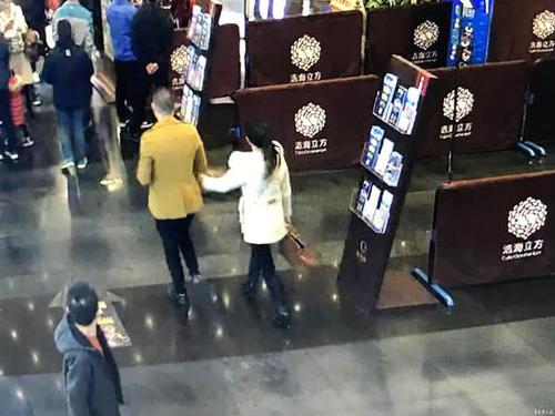 不识货！笨贼偷10万爱马仕包 只换了个29元小粉包