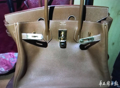 不识货！笨贼偷10万爱马仕包 只换了个29元小粉包