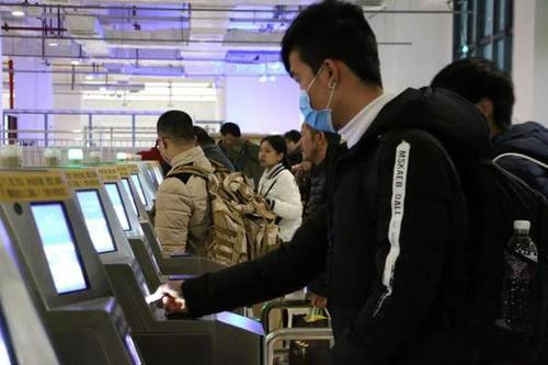 担心车站排队路上无聊？高科技化解你的春运焦虑