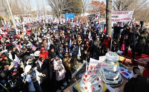 朴槿惠狱中迎67岁生日 700余支持者集会为其庆生
