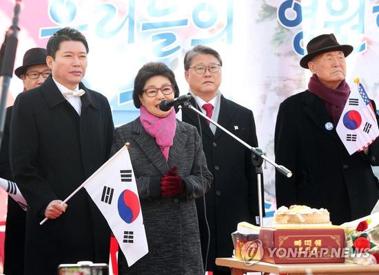 朴槿惠狱中迎67岁生日 700余支持者集会为其庆生