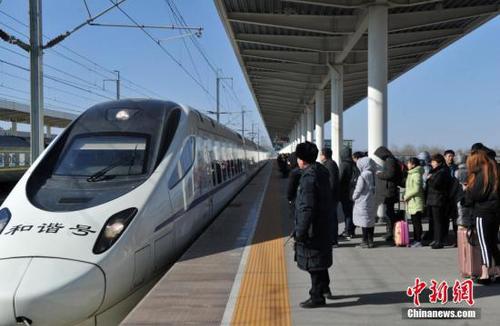 2月2日,2018年春运开始第二天,河北雄安新区白洋淀火车站候车大厅座无虚席。据车站工作人员介绍,今年春运白洋淀站预计发送旅客5万人左右,日均1250人次,高峰日达2300人。为保障旅客的出行增设了爱心进站通道、母婴候车区、爱心接送卡等系列便民服务。图为乘客等候上车。<a target='_blank' href='http://www.chinanews.com/'>中新社</a>记者 韩冰 摄 点击进入下一页