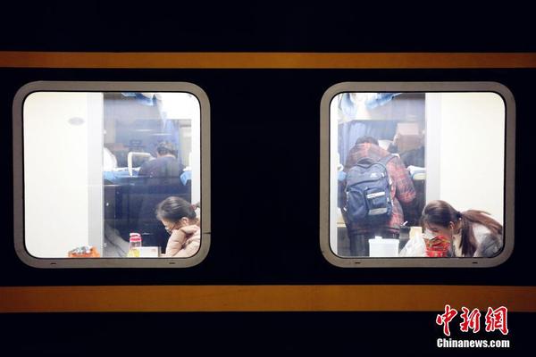 2月5日晚，在湖北宜昌火车东站，旅客乘坐火车返回家乡。