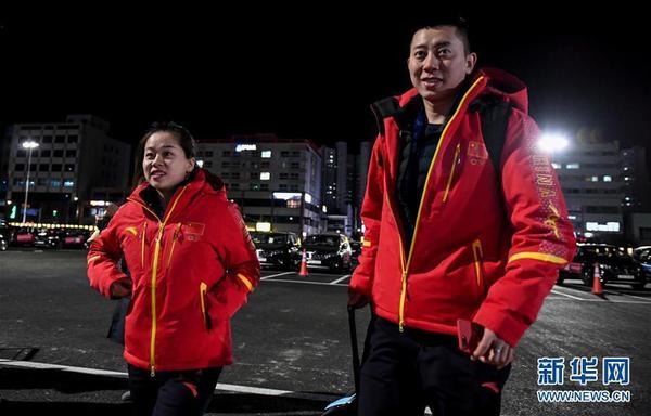 2月5日，中国冰壶队选手王芮（左）和巴德鑫到达运动员村。他们将参加首次在冬奥会立项的冰壶混双项目。当日，中国代表团副团长高志丹、杨树安和团部成员以及冰壶、雪车队抵达韩国平昌。平昌冬奥会将于2月9日开幕。