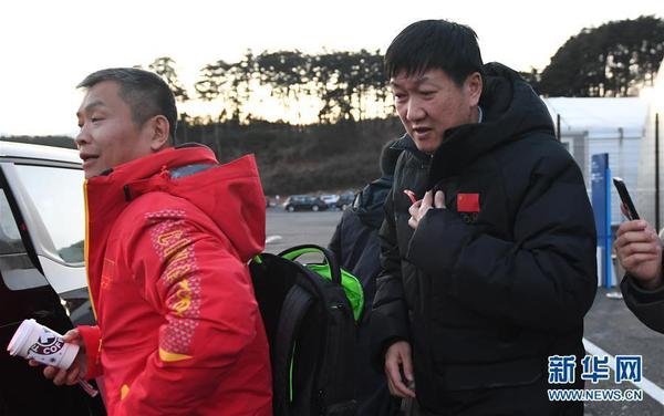 2月5日，中国体育代表团副团长高志丹（右）抵达运动员村。当日，中国代表团副团长高志丹、杨树安和团部成员以及冰壶、雪车队抵达韩国平昌。平昌冬奥会将于2月9日开幕。