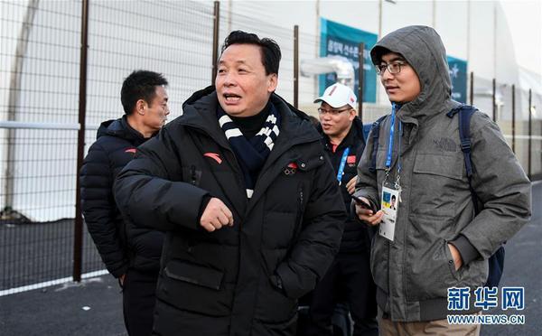 2月5日，中国体育代表团副团长杨树安（前左）抵达运动员村。当日，中国代表团副团长高志丹、杨树安和团部成员以及冰壶、雪车队抵达韩国平昌。平昌冬奥会将于2月9日开幕。