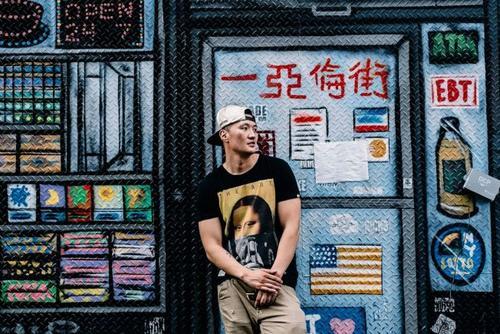 擅闯政府楼使用真枪拍MV 美华裔说唱歌手44人被捕