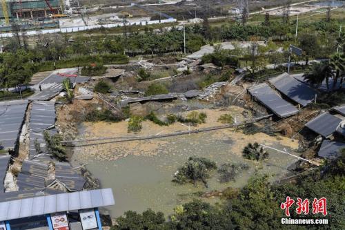 坍塌的地面积水严重。<a target='_blank' href='http://www.chinanews.com/'>中新社</a>记者 陈骥旻 摄