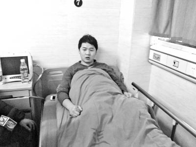 醉酒女子深夜从楼上坠楼过路辅警一把接住