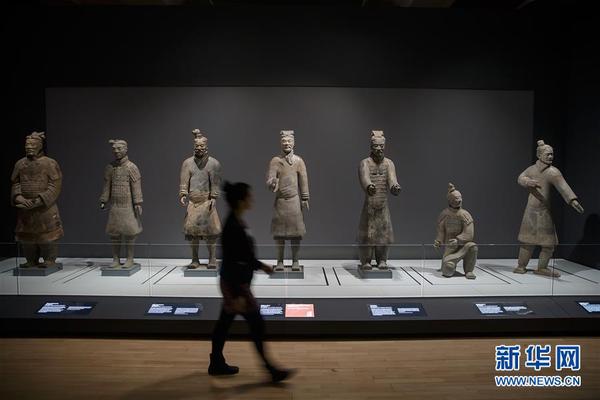 　2月8日，在英国利物浦世界博物馆，一名工作人员经过兵马俑。