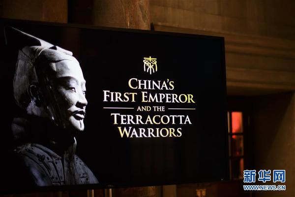 这是2月8日在英国利物浦世界博物馆拍摄的“秦始皇和兵马俑展”宣传屏幕。