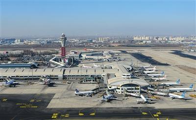 2月9日，首都机场T2的飞机。春运期间，机场飞机流量增大。图片来源：新京报