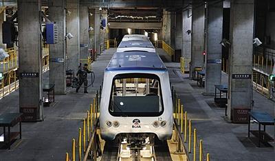 2月7日，首都机场T3，博维公司工作人员对机场捷运设备即“T3小火车”进行维护检修。图片来源：新京报