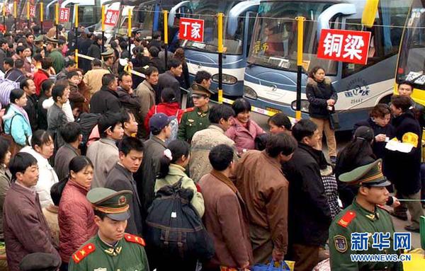 　2005年2月4日，返乡乘客在重庆汽车站候车。