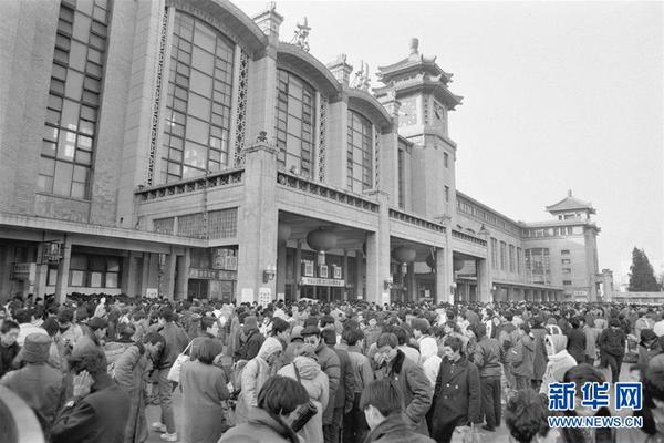 北京站广场人头攒动（1993年1月16日摄）。