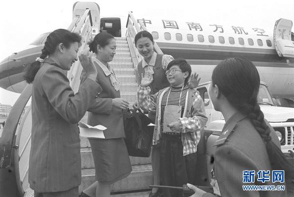 1996年2月1日，海口机场的工作人员将蔡晓畅小朋友交给中国南方航空公司海口至广州的3935次航班“托运”。