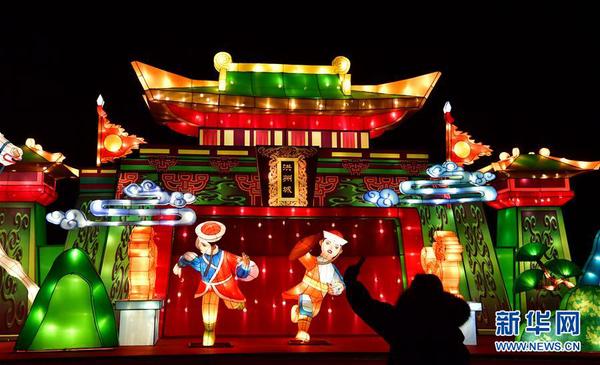在河南辉县五龙山，游客在观看花灯（2月10日摄）。