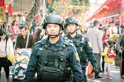 “羊城突击队”守护春节：帅气特警巡逻市民拍照留影