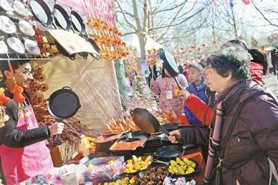 旅行蛙玩偶、“吃鸡”平底锅卖疯庙会一天售上百个