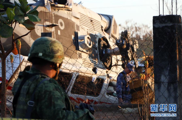 2月17日，在墨西哥瓦哈卡州，士兵在直升机坠机事故现场检查。墨西哥南部瓦哈卡州检方17日发布通告说，16日晚搭载墨内政部长的军方直升机坠机事件造成的死亡人数已升至13人。