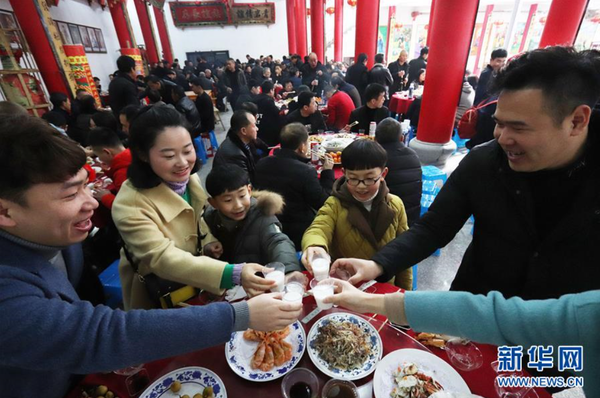 2月17日，在浙江省温州市苍南县苏家店村，村民互相举杯祝福。大年初二，浙江省温州市苍南县苏家店村村民在村文化活动中心团圆聚餐，共叙邻里情，欢度新春佳节。