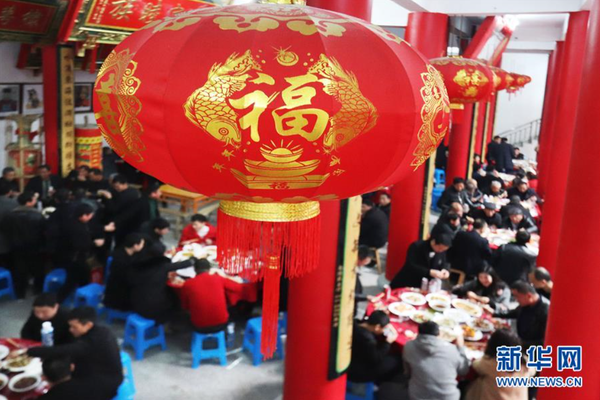 2月17日，在浙江省温州市苍南县苏家店村，村民欢聚一堂品佳肴、话家常。大年初二，浙江省温州市苍南县苏家店村村民在村文化活动中心团圆聚餐，共叙邻里情，欢度新春佳节。