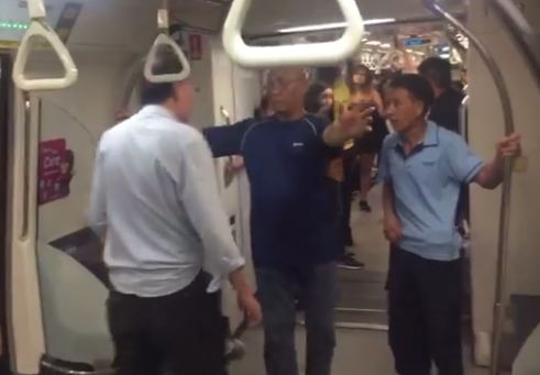 中国男子新加坡遭辱骂