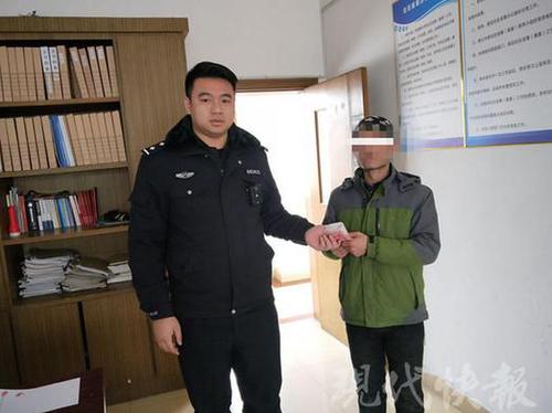 失恋男车站内抛撒现金 旁人以为是骗局没人敢捡