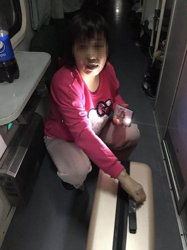 女子6万血汗钱装行李箱列车上遗失 乘警介入帮找回