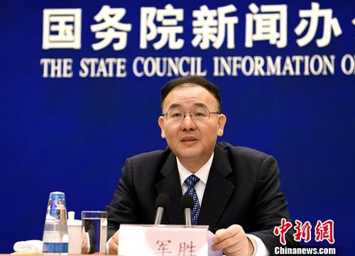 2月27日，国务院新闻办公室在北京举行国务院政策例行吹风会，国家邮政局局长马军胜和国务院法制办工交商事法制司司长张建华介绍《快递暂行条例》和快递业发展相关情况。图为国家邮政局局长马军胜回答记者提问。<a target='_blank' href='http://www.chinanews.com/'>中新社</a>记者 张勤 摄