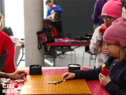 边啃油条边下棋的波兰小萌妹。