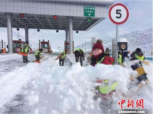 新疆北部遭遇强降雪局地出现暴雪公路部门清雪保畅通