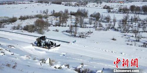 布尔津公路管理分局组织抢险人员，调派除雪机械，第一时间奔赴管养路段进行除雪作业。　万彩秀 摄