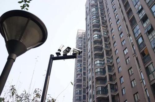 小区新增22只监控全部朝天看 解决高空抛物大问题