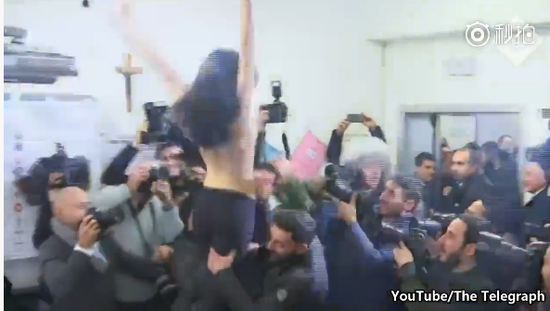 意大利大选投票日 半裸女子抗议贝卢斯科尼