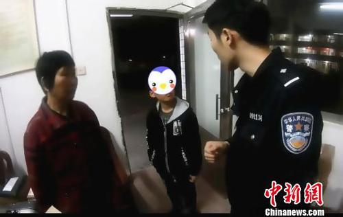 广州铁路警方帮助被拘留违法者的孩子入学
