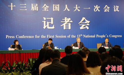 十三届全国人大一次会议新闻中心9日上午举行记者会，邀请中国人民银行行长周小川，副行长易纲，副行长、国家外汇管理局局长潘功胜就“金融改革与发展”相关问题回答记者提问。<a target='_blank' href='http://www.chinanews.com/'>中新社</a>记者 李卿 摄