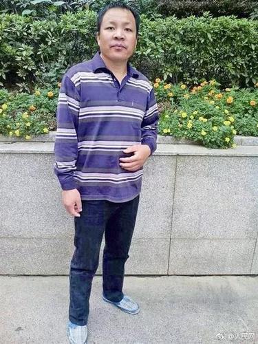 清洁工捡20多万元银行卡 报警路上又捡到30万现金