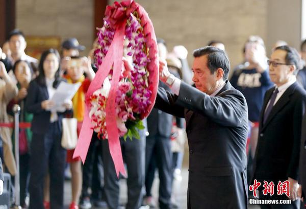 3月12日是孙中山逝世93周年纪念日，台湾当局前领导人马英九前往台北孙中山纪念馆，向孙中山铜像敬献花圈。