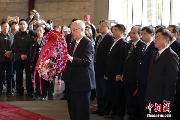 3月12日是孙中山逝世93周年纪念日，中国国民党主席吴敦义前往台北孙中山纪念馆，向孙中山铜像敬献花圈。