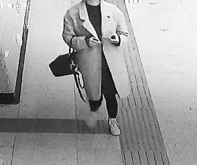 武汉地铁喊话走路看手机撒钱女子:等你来认领钱