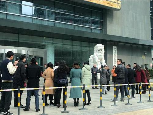 现场!银监会保监会门牌更换在即 工作人员排队合影