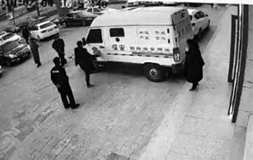 男子佩枪押运员旁踢运钞车 称运钞车致自己车受损