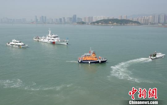 两岸直航客船举行搜救演练垂直撤离系统亮相