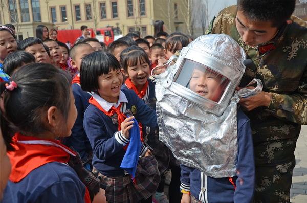 3月26日是全国中小学生安全教育日，各地开展形式多样的活动，普及各类安全知识，增强学生们的安全意识。