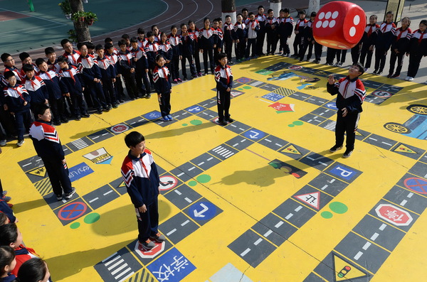 3月26日，河北省邯郸市农林路小学学生参加“交通安全标志棋”游戏，学习安全知识。